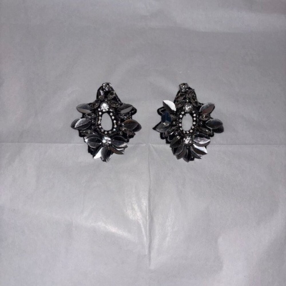 Elegant Rhinestone Earrings w/Black Base